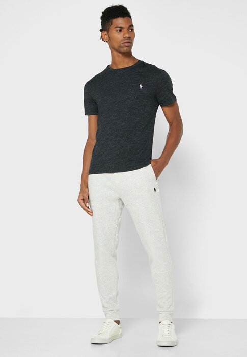 Černá pánská trička Ralph Lauren s logem na hrudi a výstřihem Černá pánská trička Ralph Lauren s logem na hrudi a výstřihem